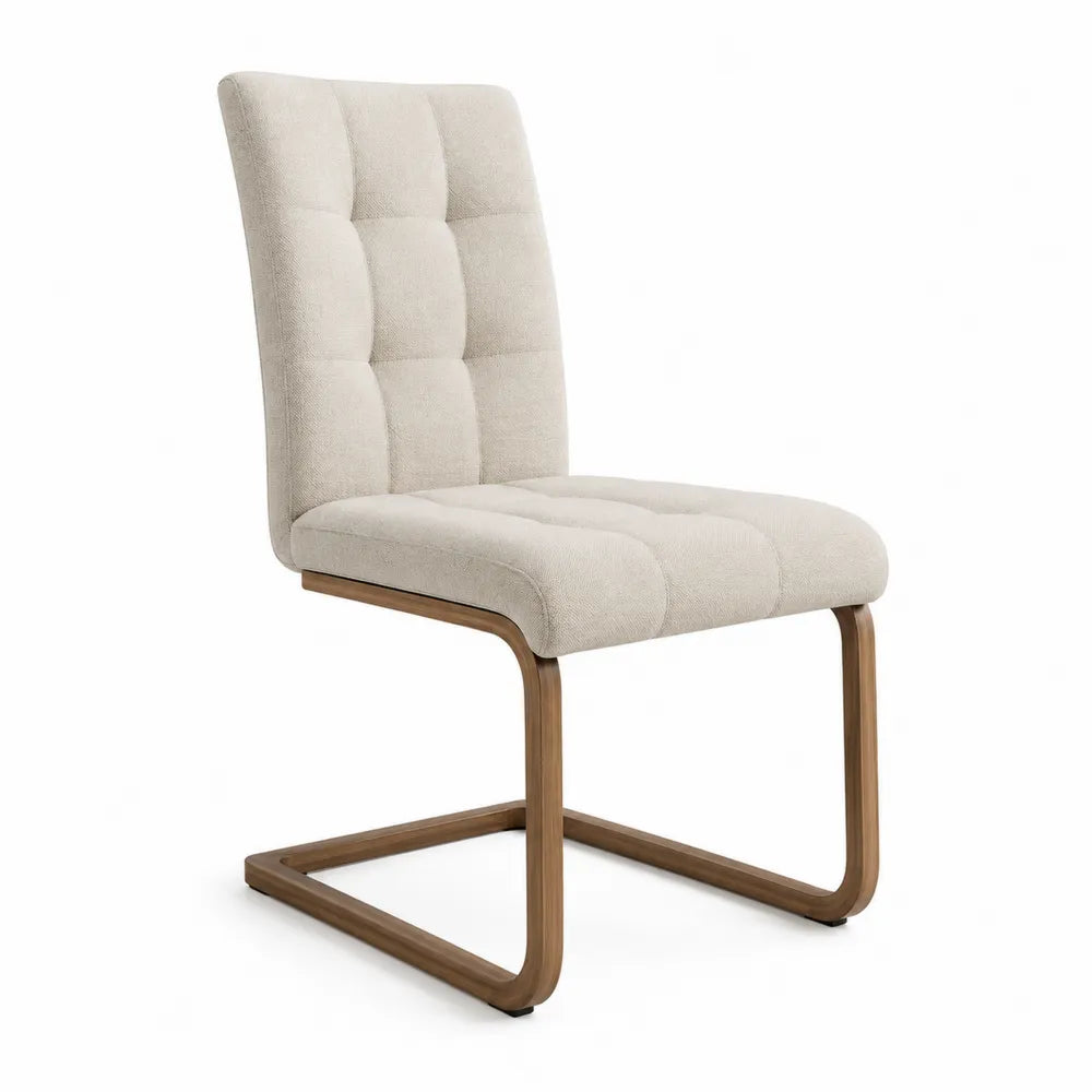 Silla con estructura de madera y tapizado de poliéster beige